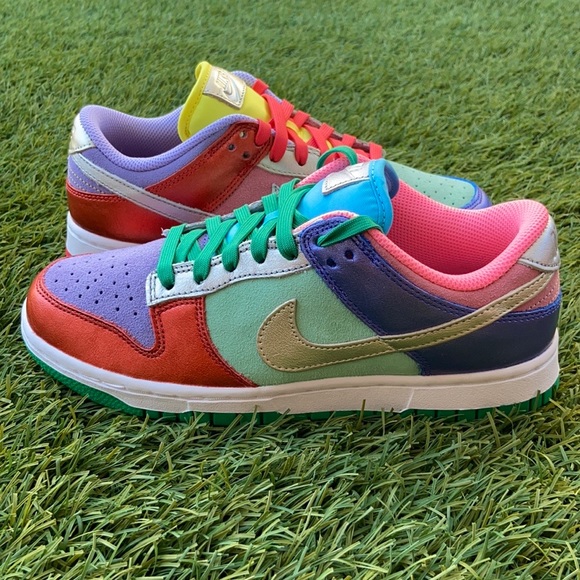 Nike Shoes - Nike Dunk Low Se